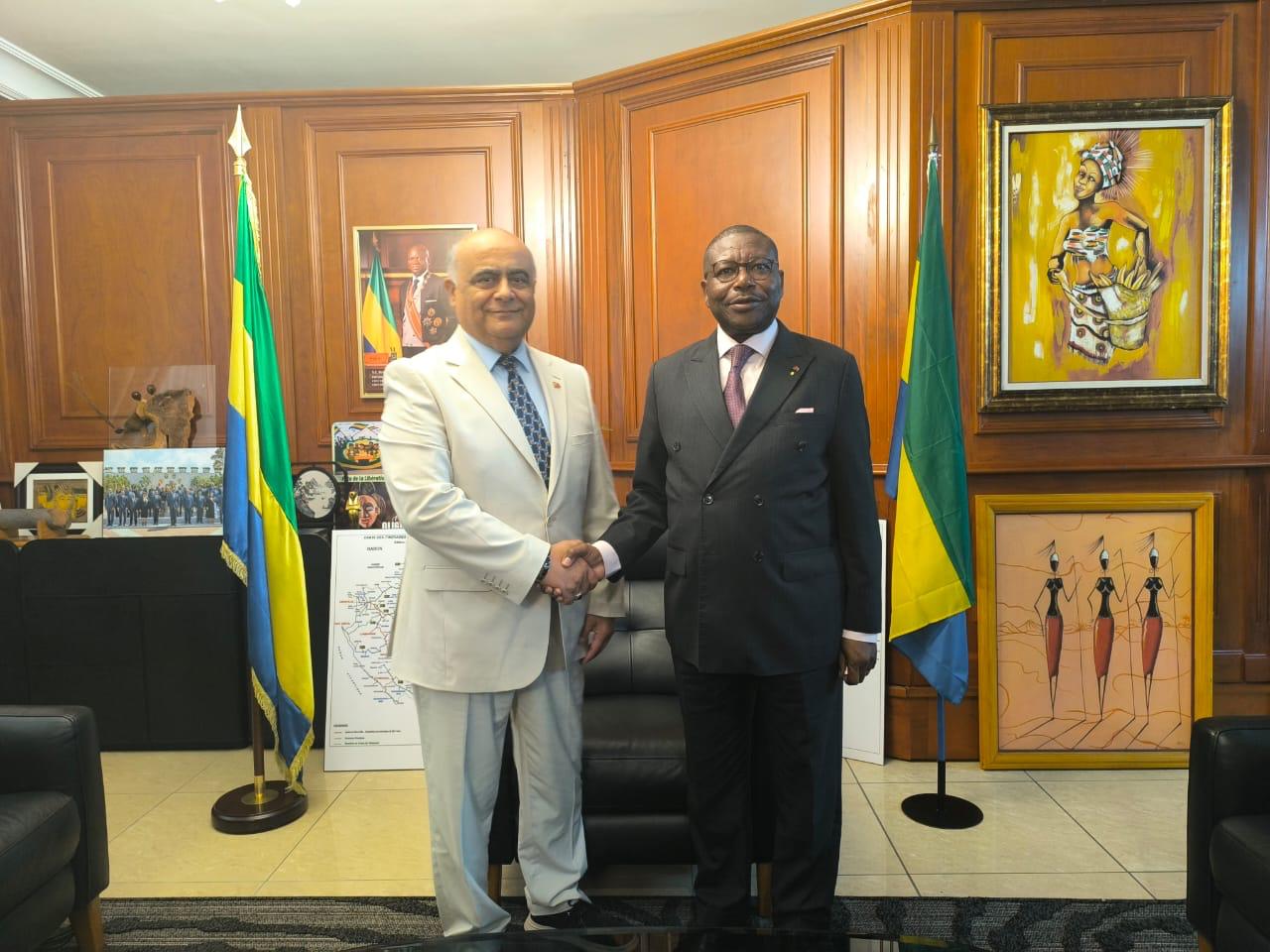 Le PDG de Numan Groupe International et le ministre des Travaux publics et de la Construction du Gabon, M. Edgard Moukoumbi.