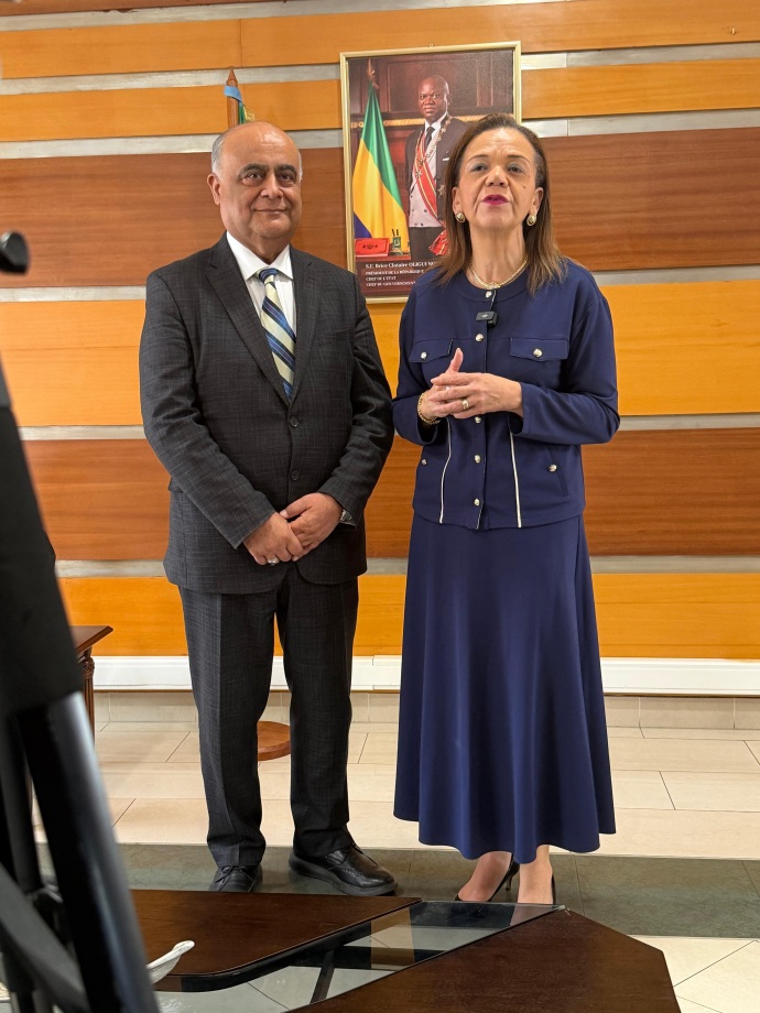 M. Numan Hatipoglu et Mme Elsa Nkana Joséphine Ayo, épouse Bivigou, ministre de la Santé du Gabon.