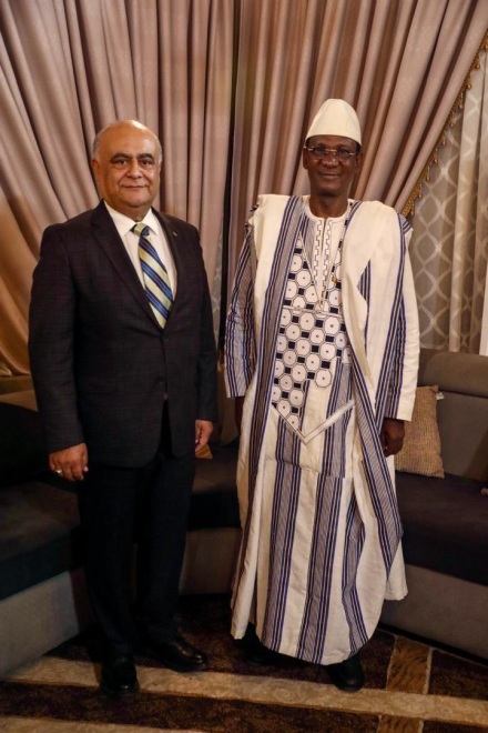 Açıklamaya göre Bamako’da el sıkışan iki kişi: Numan Groupe PDG’si ve Mali Başbakanı.